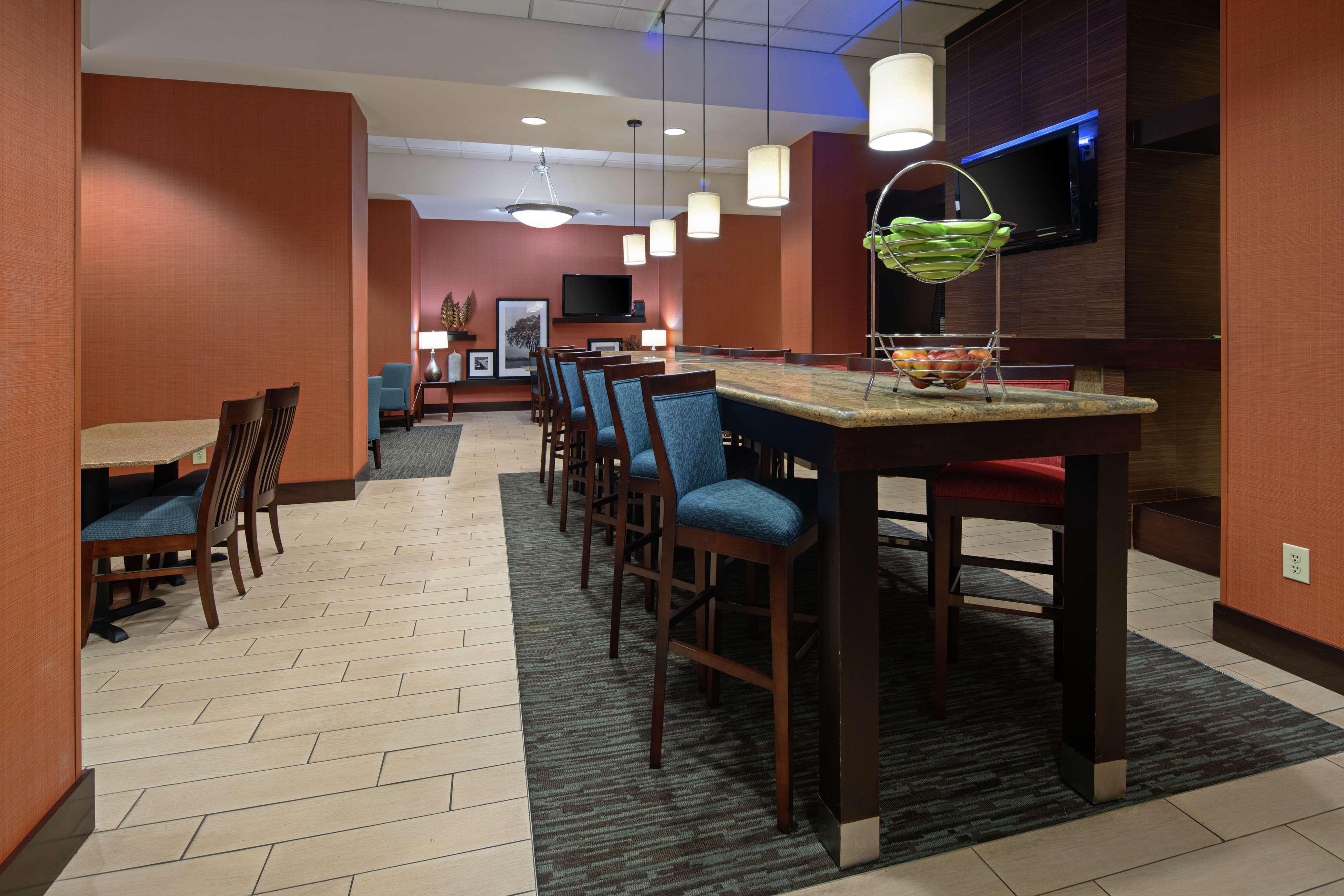 Hampton Inn & Suites Bremerton Exterior photo
